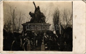 Budapeszt XIX. Kispest, Hősök szobra, emlékmű megkoszorúzva, cserkészek. photo (EK)