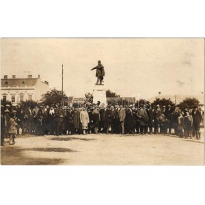 Cegléd, Kossuth szobor. photo