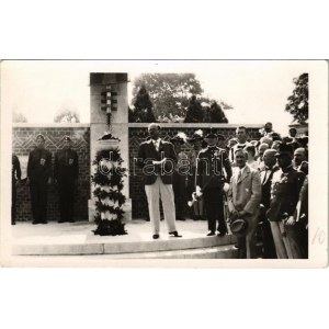 1936 Győr, Olimpiai fáklyafutás, Späth Gyula polgármester és a várakozó tömeg a maratoni futó megérkezésekor. photo ...