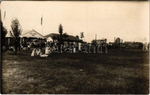 Hajdúszoboszló, Gyógy-Strand fürdő bejárata előtti park, autóbusz és autó parkoló vendégekkel. Photo Petrányi Pál (fl...