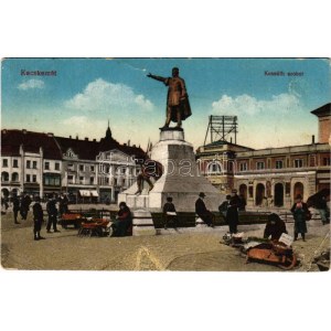 1930 Kecskemét, Kossuth szobor, piac, Fuchs Samu áruháza, üzletek. Vasúti levelezőlapárusítás 20. 1915. (fl...