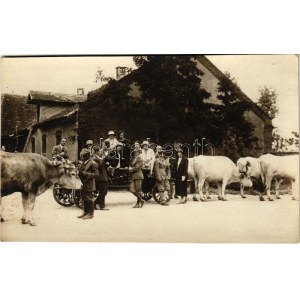 1924 Keszthely, Sárguló gazdászok búcsúja, feldíszített ökörszekerek. Tímár Rózsika fényképészeti műterme, photo (fl...