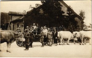 1924 Keszthely, Sárguló gazdászok búcsúja, feldíszített ökörszekerek. Tímár Rózsika fényképészeti műterme, foto (fl...