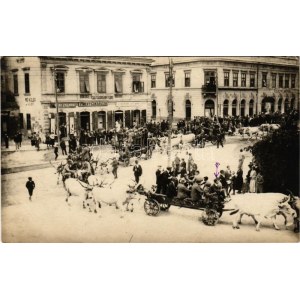 1924 Keszthely, Andrássy tér, Sárguló gazdászok búcsúja, feldíszített ökörszekerek, Vidéki Takarékpénztár...