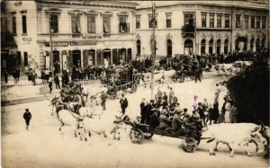 1924 Keszthely, Andrássy tér, Sárguló gazdászok búcsúja, feldíszített ökörszekerek, Vidéki Takarékpénztár...