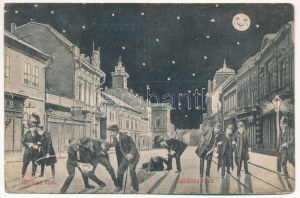1911 Miskolc, Széchenyi utca éjjel, Magyar Liebling Preiz Miksa üzlete, humoros montázs részeg férfiakkal...