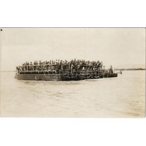 1925 Szentendre, katonák áthajózása a szigetről a pesti oldalra lovakkal és kerékpárokkal. photo (EK...