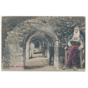 1909 Ada Kaleh, sírcsarnok törökökkel. Montázs Bego Mustafával / Katakomben / catacombs, Turkish men...