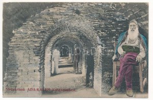 1909 Ada Kaleh, sírcsarnok törökökkel. Montázs Bego Mustafával / Katakomben / katakomby, turečtí muži...