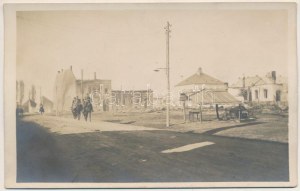 1918 Csíkszereda, Miercurea Ciuc; Juhász alezredes amint a 16. ezred élén vonul át a még füstölgő romok között ...