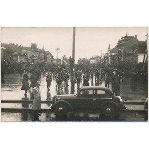 1940 Marosvásárhely, Targu Mures; bevonulás. Hátoldalon magyar szalag, Szabó Miklós fényképészeti műterme ...