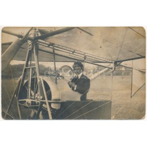 Nagyszeben, Hermannstadt, Sibiu; pilóta repülőgéppel / Pilot mit Flugzeug. Emil Fischer Hoffotograf Foto (EM...