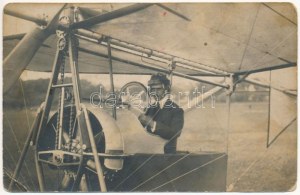 Nagyszeben, Hermannstadt, Sibiu; pilóta repülőgéppel / pilot s letadlem. Emil Fischer Hoffotograf foto (EM...