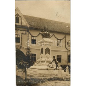 1909 Nagyszeben, Hermannstadt, Sibiu; Mária Terézia nevelőintézet elemi iskolája és a dicső alapítónő szobra / scuola...