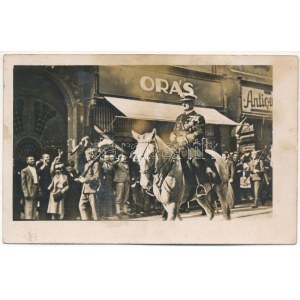 1940 Nagyvárad, Oradea; bevonulás, Horthy Miklós fehér lovon, Orás üzlet / entry of the Hungarian troops, shops. photo ...