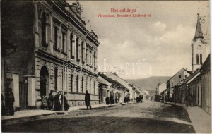 Resicabánya, Resicza, Recita, Resita; Városháza, Erzsébet királyné út / Rathaus, Straßenansicht - képeslapfüzetből ...