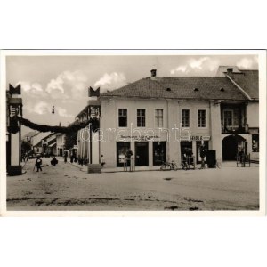 1938 Rozsnyó, Roznava; bevonuláskori díszkapu, Neumann Lajos utóda Ehrenfeld M., Seidl E. mészáros és hentes üzlete...