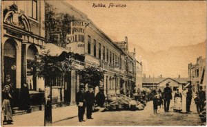 Ruttka, Vrútky ; Fő utca, Vasúti szálloda, piac. Vasúti levelezőlapárusítás 21. sz. 1918. / rue principale, hôtel des chemins de fer...