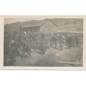 1915 Hajasd, Voloszjanka, Volosyanka; Gefangene Russen vor den Baracke ...