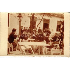 1912 Wiener Neustadt, Bécsújhely; K.u.k. Theresianische Militär-Akademie, Bier trinkende Soldaten / restaurant garden...