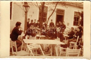 1912 Wiener Neustadt, Bécsújhely; K.u.k. Theresianische Militär-Akademie, Bier trinkende Soldaten / restaurant garden...