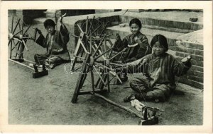 Xianxian, Sienhsien, Sien-Hsien ; Chinesische Mission von Sien-Hsien. Waisenmädchen beim Spinnen von Rohseide ...
