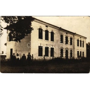 1915 Medyka, Medyce; Szkola / school. photo (cut)