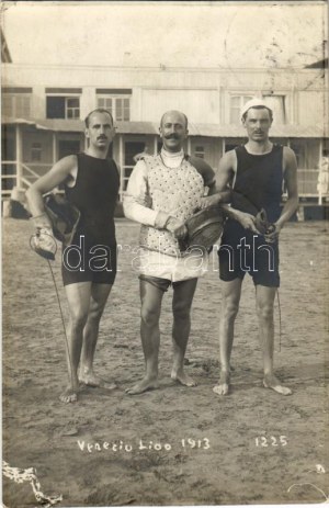 1913 Venezia, Benátky; Lido / šermiari na pláži. Engelova fotografia (EK)