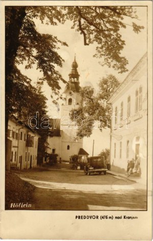 Preddvor nad Kranjem, Höflein; ulica, kostol, automobil. foto