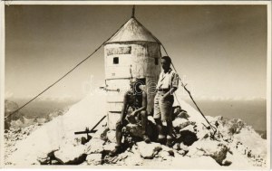 1933 Triglav, Terglau, Tricorno; vrchol hory s turisty. foto (EK)