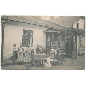 Ivano-Frankivsk, Stanislawów, Stanislau ; Mädchen bei der Wäsche im Kinderheim / girls doing laundry at the children...