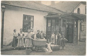 Iwano-Frankiwsk, Stanisławów, Stanislau; Mädchen bei der Wäsche im Kinderheim / dziewczynki robiące pranie w...