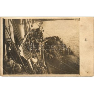 SMS ADMIRAL SPAUN Osztrák-Magyar Haditengerészeti gyorscirkálóra szenet rakodnak be a matrózok egy uszályról / K.u.K...