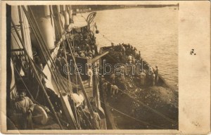 SMS ADMIRAL SPAUN Osztrák-Magyar Haditengerészeti gyorscirkálóra szenet rakodnak be a matrózok egy uszályról / K.u.K...