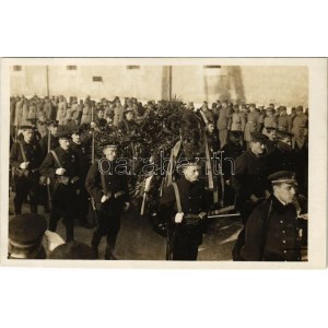 1917 Pola, Pula; Anton Haus osztrák-magyar admirális temetése, koszorúkkal díszített koporsó / K.u.K. Kriegsmarine ...