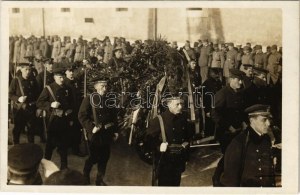 1917 Pola, Pula ; Anton Haus osztrák-magyar admirális temetése, koszorúkkal díszített koporsó / K.u.K. Kriegsmarine ...