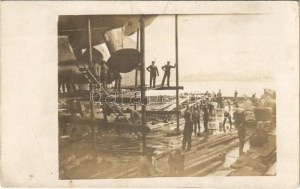 Osztrák-magyar matrózok a szárazdokkban hadihajó oldalsó hajócsavarjával / K.u.K. Kriegsmarine / Austro-Hungarian Navy ...