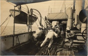 Jolle Hissen! Osztrák-magyar haditengerészet, matrózok felhúznak egy gőzbárkát a hajó oldalára / K.u.k...