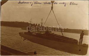 Osztrák-magyar haditengerészet 8 tonnás motorcsónakjának vízre bocsájtása, matrózok / K.u.k. Kriegsmarine / Austro...