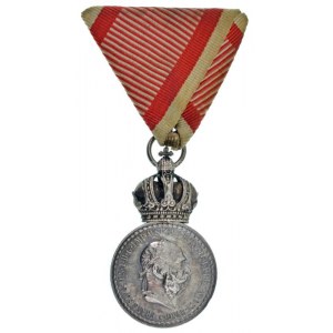 1890. Ezüst Katonai Érdemérem a katonai érdemkereszt szalagján karikán jelzett Ag kitüntetés mellszalagon T:AU...