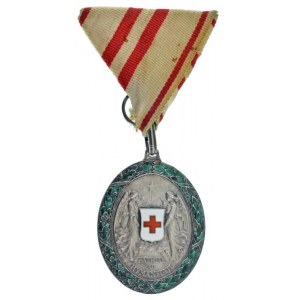 1914. A Vörös Kereszt Ezüst Díszérme hadidíszítménnyel zománcozott Ag kitüntetés, fémjel a peremen, mellszalaggal T...
