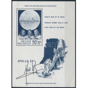 Neil Armstrong (1930-2012), amerikai űrhajós aláírása belga Holdraszállás bélyegblokkon / firma di Neil Armstrong ...