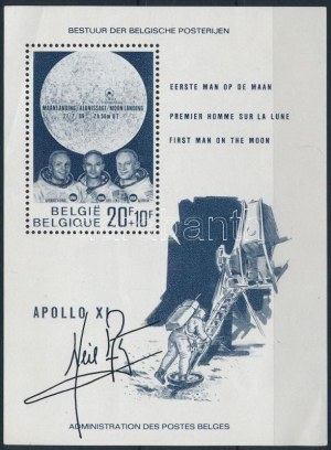 Neil Armstrong (1930-2012), amerikai űrhajós aláírása belga Holdraszállás bélyegblokkon / signature of Neil Armstrong ...