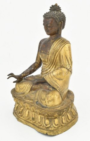 Sákjamuni Buddha. Tibet, 19. sz vége, aranyozott rézlemez, sérült, hiányos, m: 26 cm