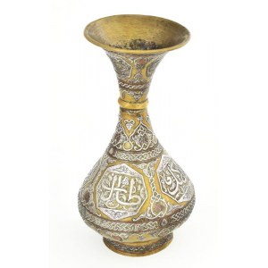 Mamluk váza. Szíria, 19. sz. vége, bronz, ezüst (Ag), réz, m: 22,5 cm