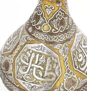 Mamluk váza. Szíria, 19. sz. vége, bronz, ezüst (Ag), réz, m: 22,5 cm
