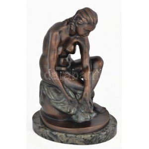 Kisfaludi Strobl Zsigmond (1884-1975) : Fürdőző nő. Patinázott bronz, márvány talapzaton. Jelzett, 1...