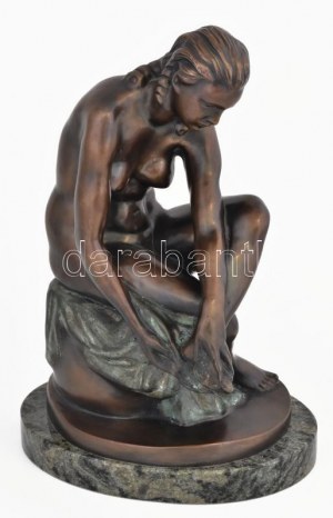 Kisfaludi Strobl Zsigmond (1884-1975) : Fürdőző nő. Patinázott bronz, márvány talapzaton. Jelzett, 1...