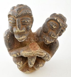 Kissi kőfaragás. Kétalakos sírfigura, korának megfelelő állapotban, Guinea, 16-19. század ?. m: 28,5 cm. A nyugat...