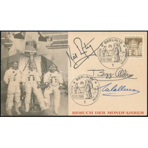 Neil Armstrong (1930-2012), Michael Collins (1930- ), Buzz Aldrin (1930- ) amerikai űrhajósok aláírásai emlékborítékon ...